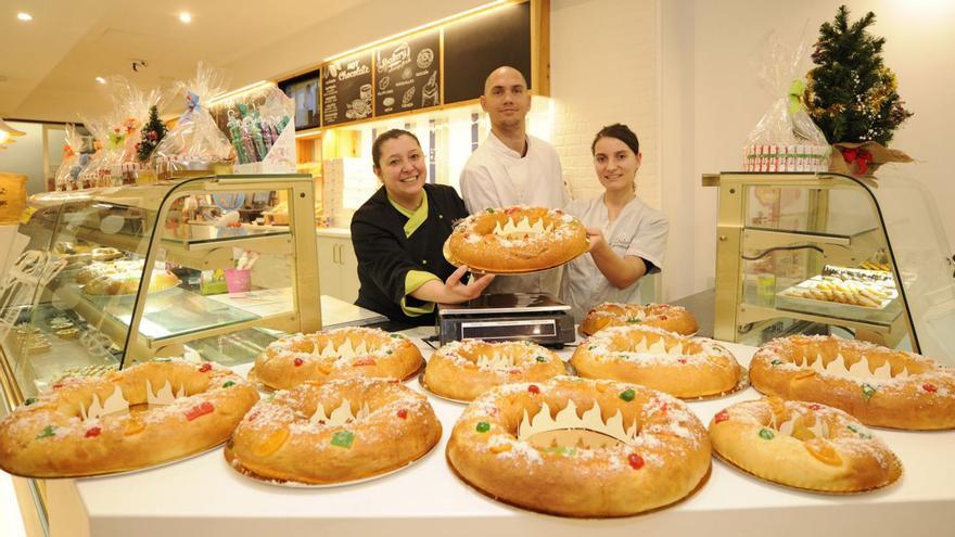 Roscones de Reyes en la pastelería Dulces Encantados, en Lalín.  | // BERNABÉ/JAVIER LALÍN