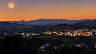 La Ribera vive con gran emoción un eclipse con luces y sombras