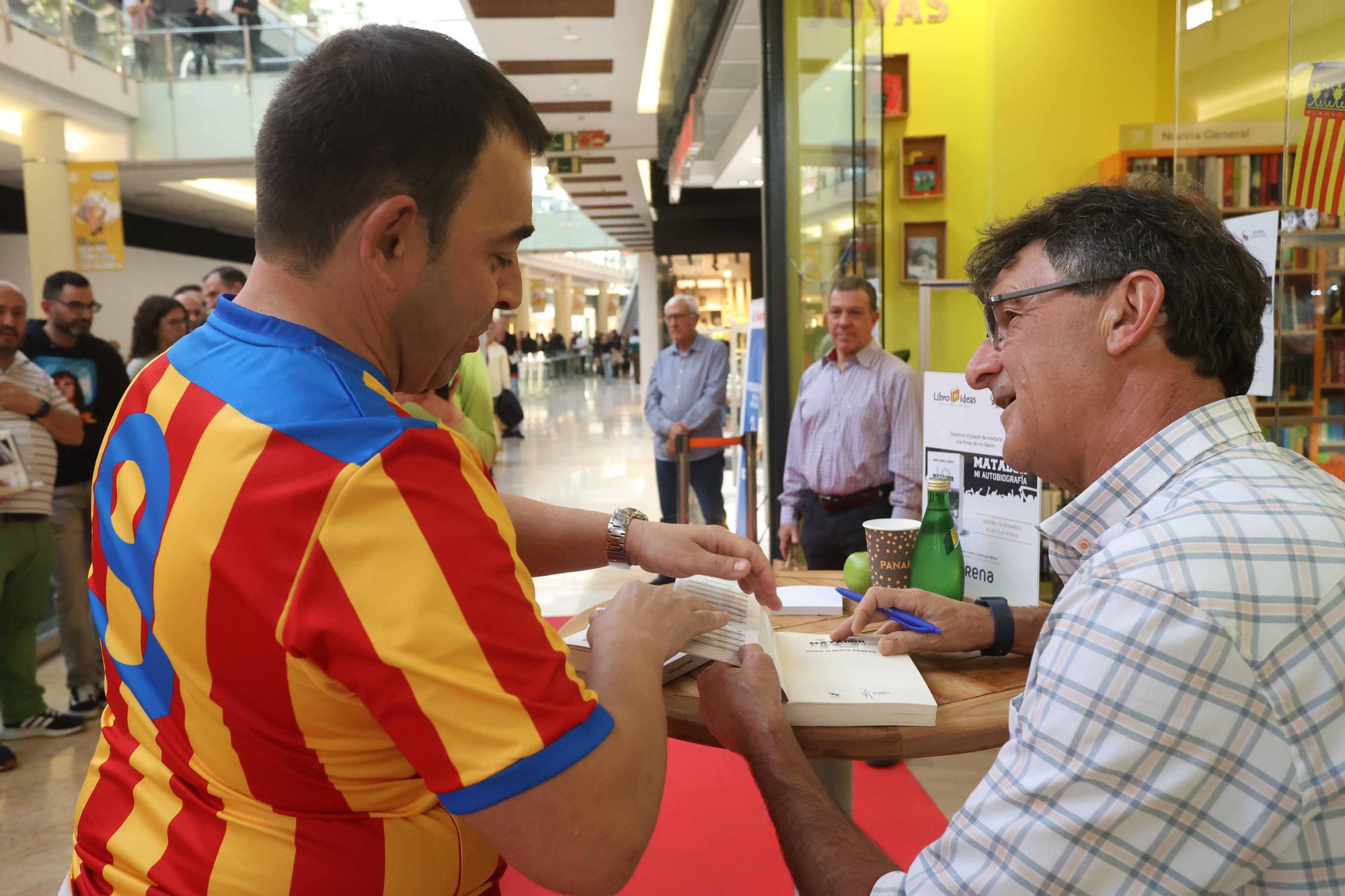 La firma de libros de Kempes en Valencia