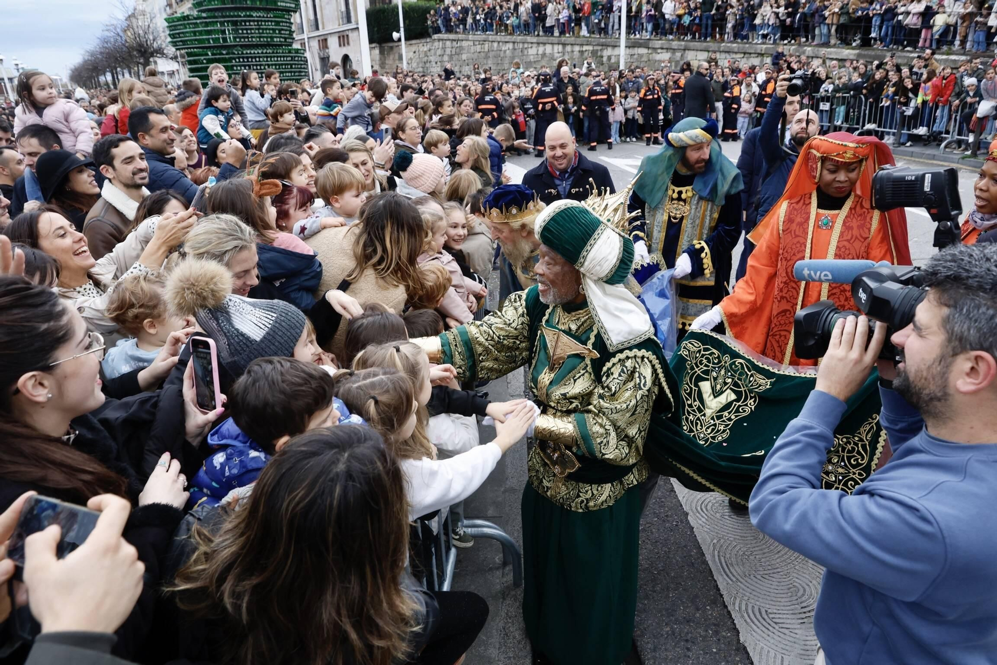 En imágenes: Los Reyes Magos desembarcan en Gijón