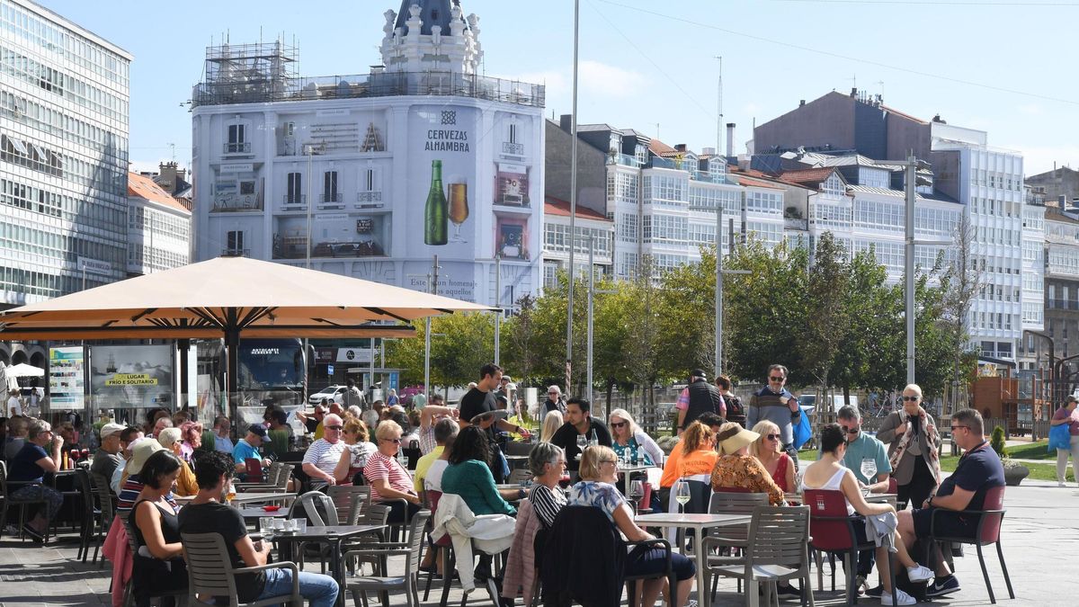 Turistas en el entorno del puerto de A Coruña.