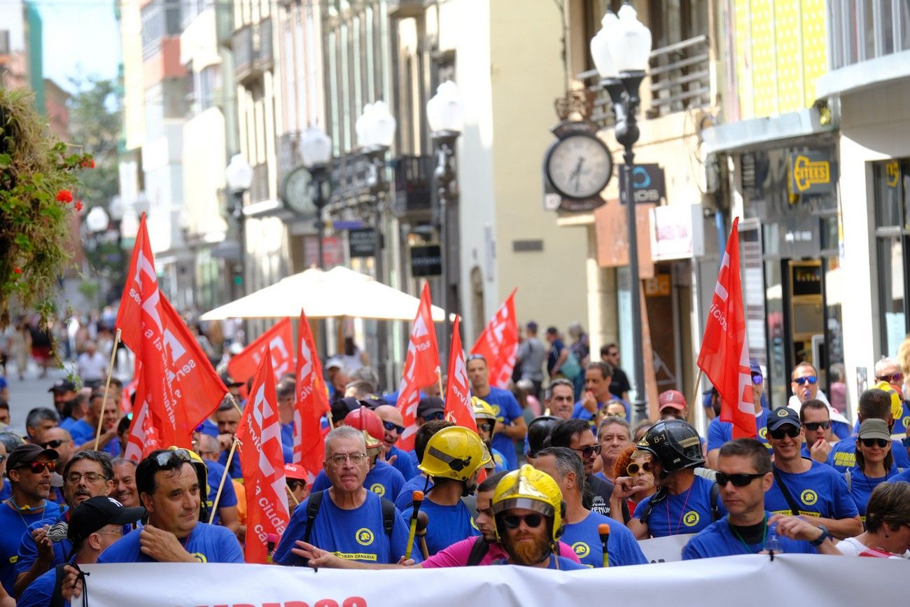 Los bomberos se manifiestan contra el Cabildo para exigir 80 trabajadores más