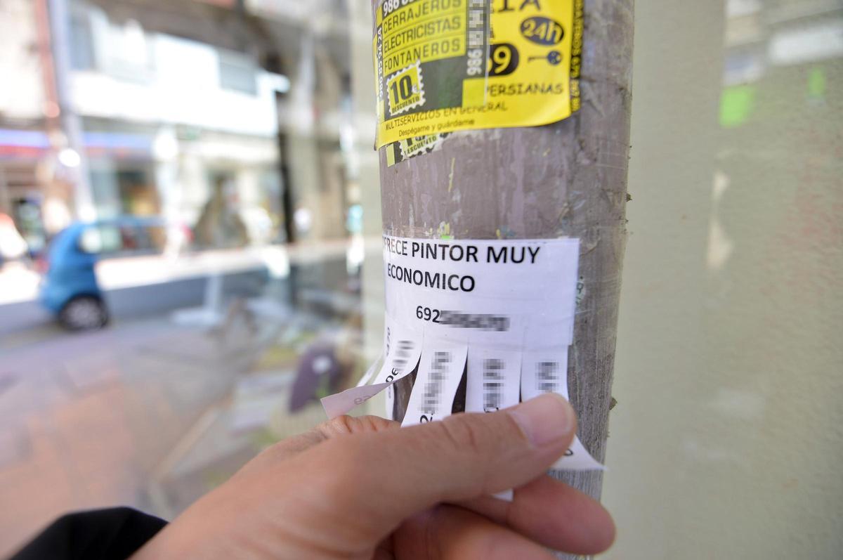 Un cartel en el que se ofrece pintor "muy económico".