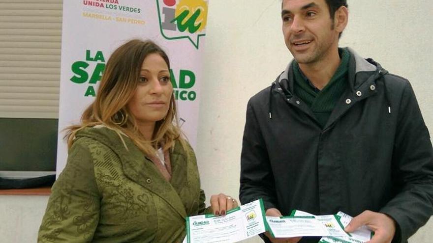 Victoria Morales y Miguel  Díaz, en el centro de salud de San Pedro Alcántara.