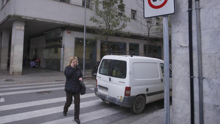 Imatge d&#039;arxiu de vianants circulant per Girona.