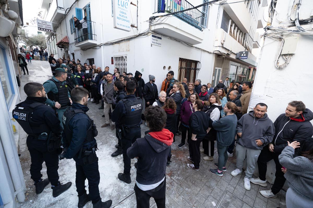 Mira aquí las imágenes de cómo decenas de vecinos echan a los okupas de Sant Antoni