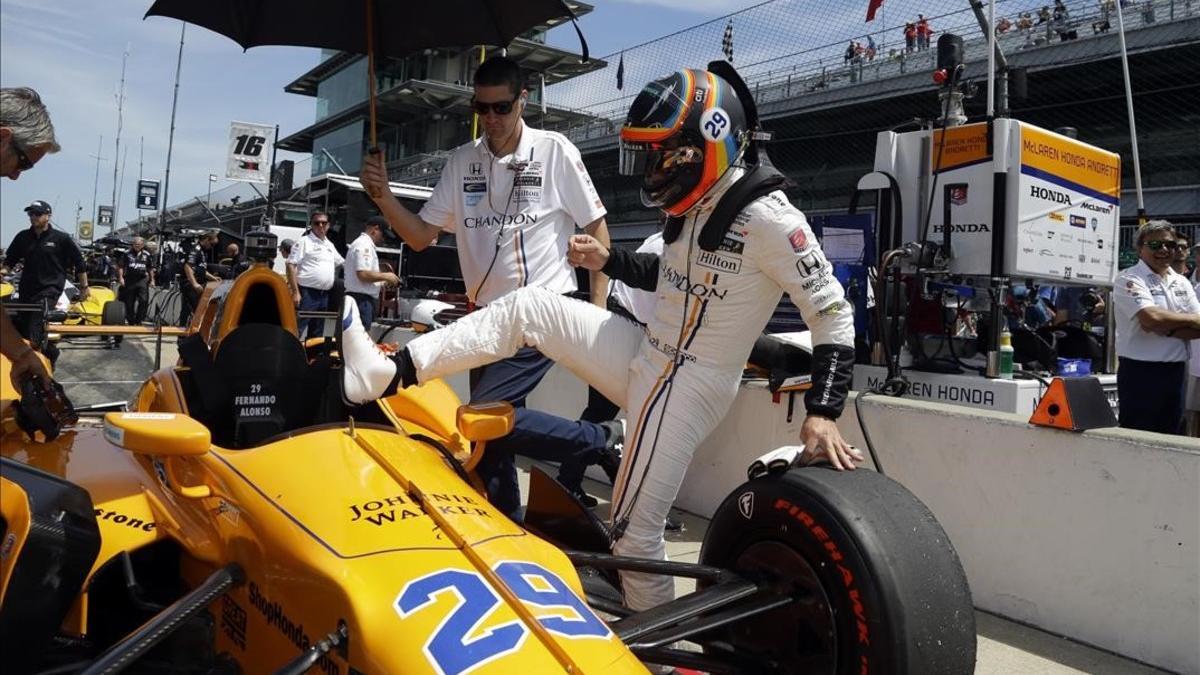 Fernando Alonso sube a su monoplaza durante un entrenamiento en Indianápolis