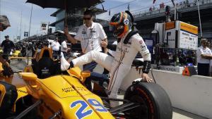Fernando Alonso sube a su monoplaza durante un entrenamiento en Indianápolis.