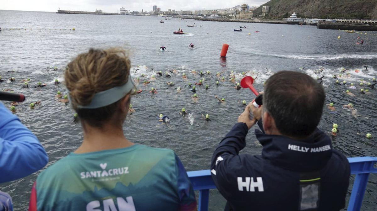 El alcalde la ciudad, José Manuel Bermúdez, fue el encargado de dar comienzo a la prueba y felicitar a los participantes tras su llegada a meta.