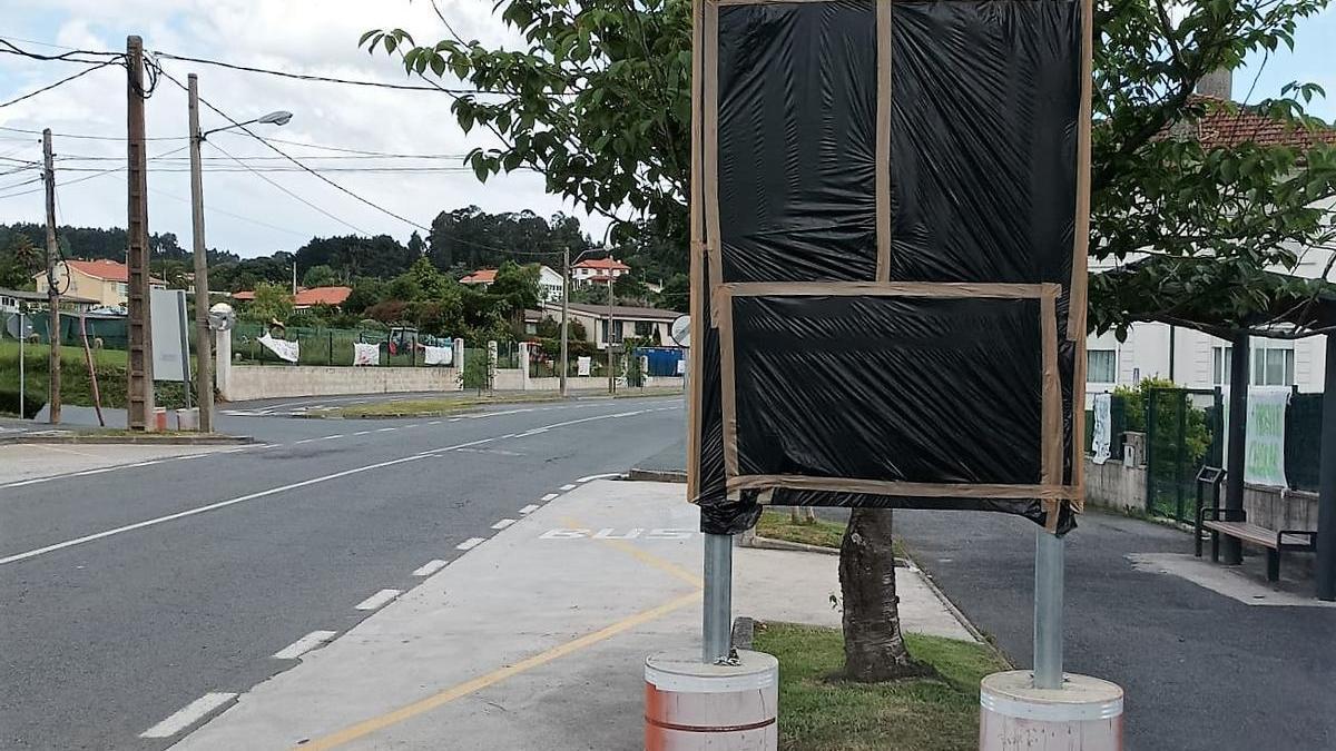 Cartel tapado en O Couto en Oleiros