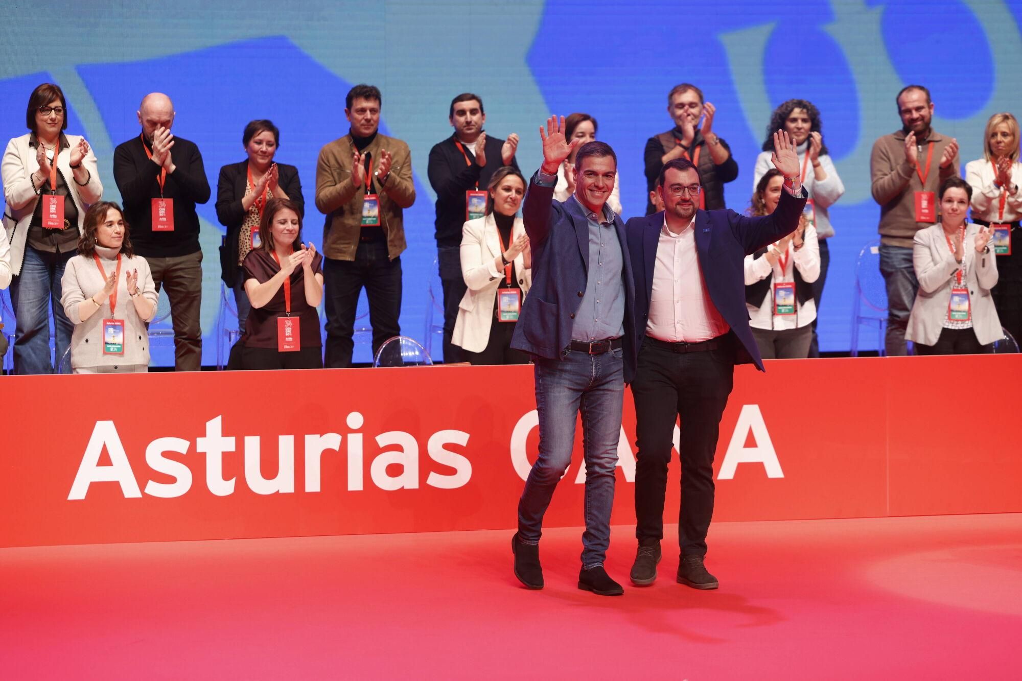 EN IMÁGENES: Pedro Sánchez y Adrián Barbón abren el congreso del PSOE asturiano