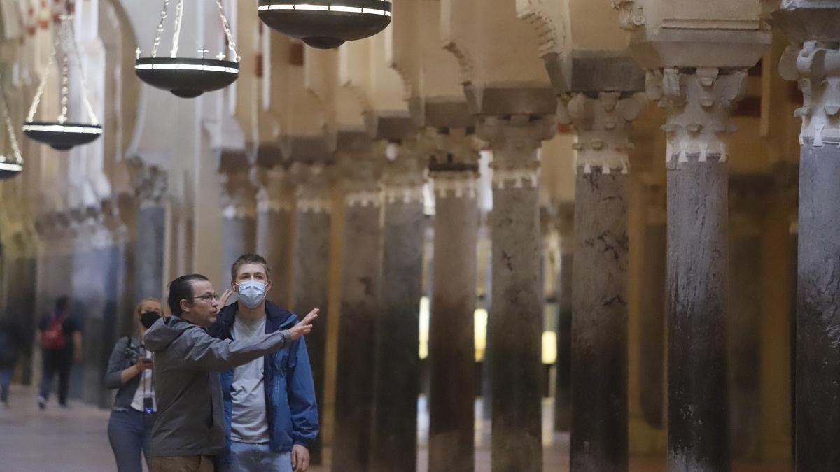 Visitantes en la Mezquita-Catedral de Córdoba el día después de que cayese la obligación de usar mascarillas en interiores.
