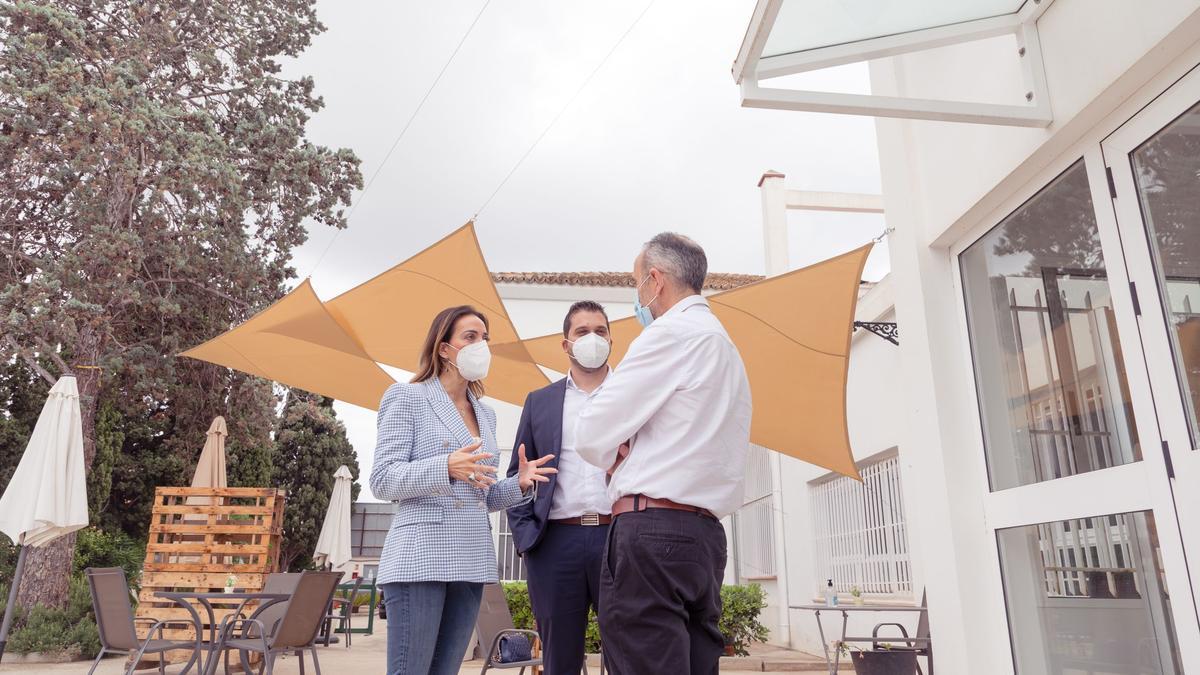 Mónica Duart, CEO en Dormitienda, durante su visita a la residencia de San Antonio de Benagéber, donde se reunió con su director, José Sancho-Tello.