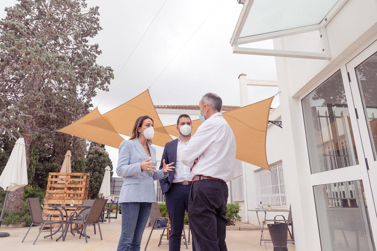 Mónica Duart, CEO en Dormitienda, durante su visita a la residencia de San Antonio de Benagéber, donde se reunió con su director, José Sancho-Tello.