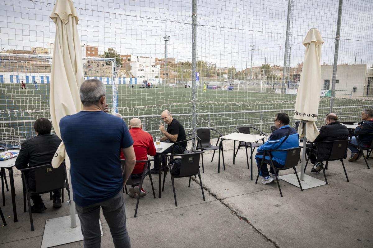 Varios espectadores viendo un partido en el estadio del Atlético Escalerillas