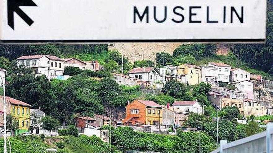 Arriba, una vista de El Muselín, sobre la ladera de la Campa Torres. Sobre estas líneas, imagen del derrumbe ocurrido en 2001.