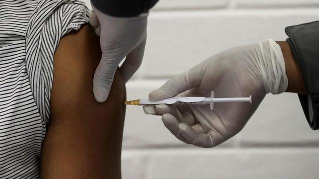 zentauroepp55408585 file photo  a volunteer receives an injection from a medical201110130104