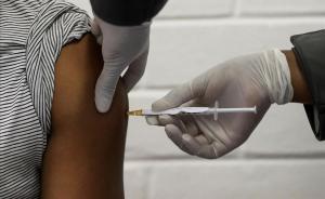 zentauroepp55408585 file photo  a volunteer receives an injection from a medical201110130104