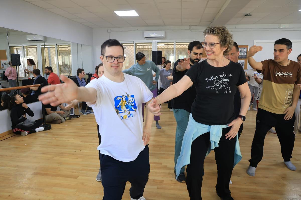Personas con discapacidad han sido alumnos por un día en el Conservatorio de Danza de Alicante