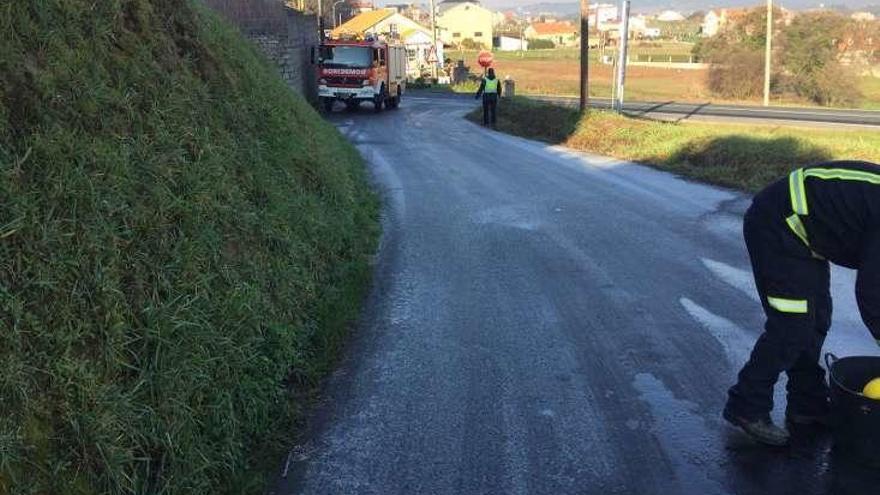 Un vial helado en Sanxenxo donde se accidentó un tractor.  // EdeS