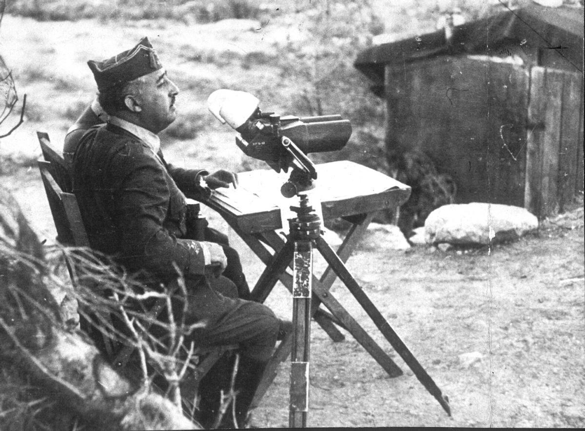 Francisco Franco, en el frente de la Guerra Civil.