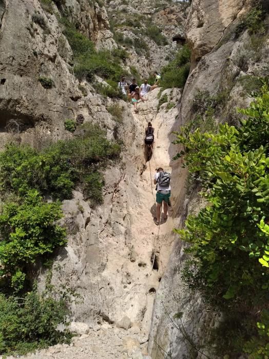 Mil peripecias para llegar a las calas de la Marin