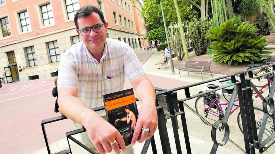 José Antonio Molina Gómez posa en el Campus de la Merced con su nuevo libro.