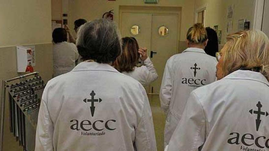 Voluntarias de la AECC, en un pasillo del Centro Oncológico de Galicia, en A Coruña.