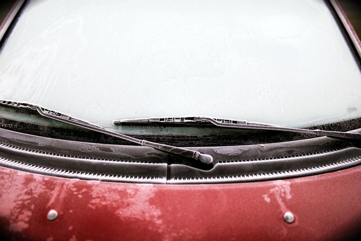 Encontrarse el parabrisas con escarcha es uno de los inconvenientes del frío.