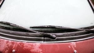 Encontrarse el parabrisas con escarcha es uno de los inconvenientes del frío.