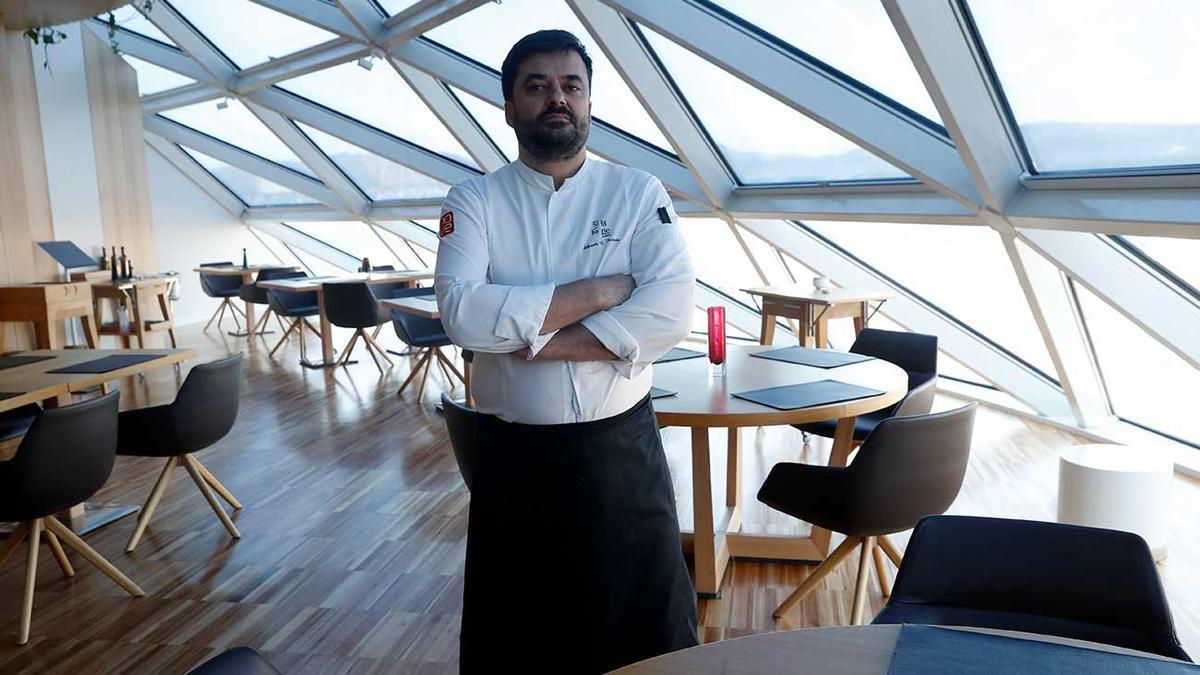 El comedor del Silabario, en Príncipe, junto a su chef Alberto González.