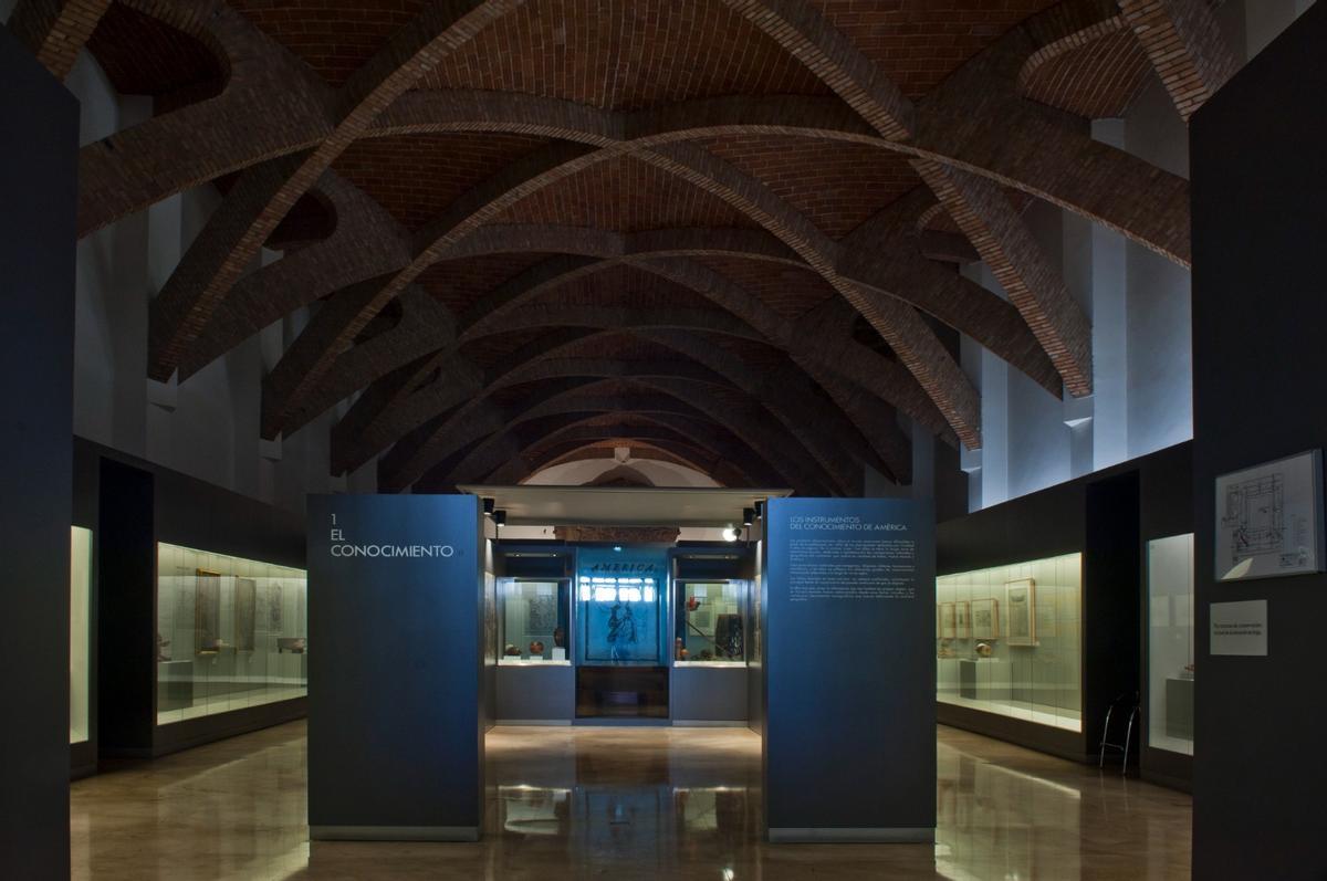 El interior de la exposición del Museo de América.