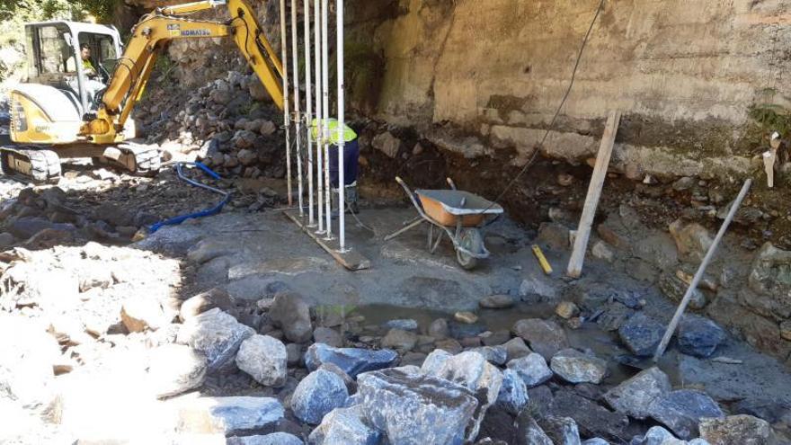 Obras en los pilares del puente sobre el río Pajares en San Miguel. | LNE