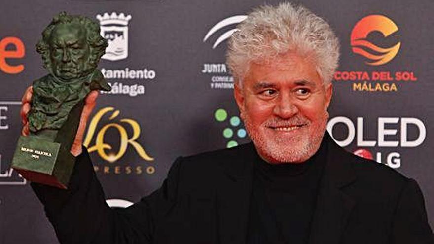 A dalt, l&#039;actor Enric Auquer en el discurs d&#039;agraïment del premi. A l&#039;esquerra, Pedro Almodóvar amb el Goya a millor direcció. A la dreta, Antonio Banderas amb el seu primer Goya en competició.