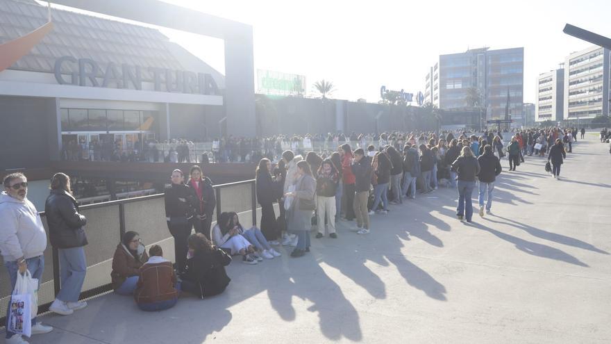 Largas colas para ver a los concursantes de OT en València