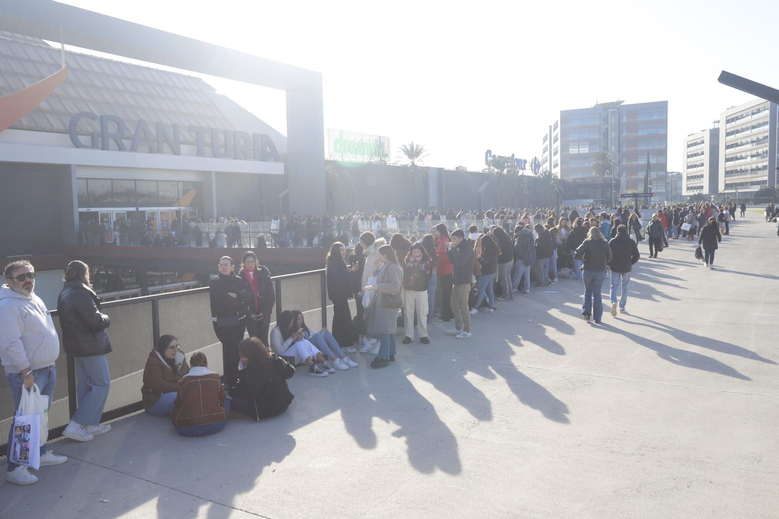 Largas colas para ver a los concursantes de OT en València