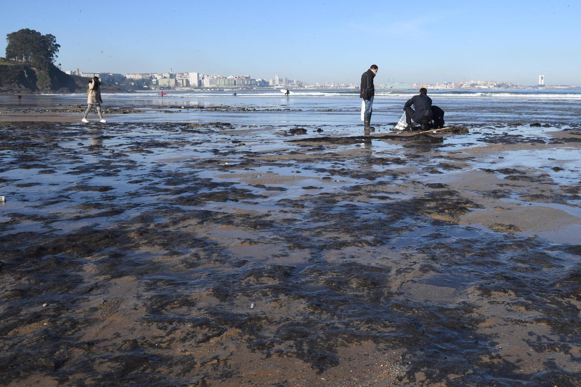 Los temporales dejan a la vista antiguos restos de fuel solidificados en la playa de Bastiagueiro