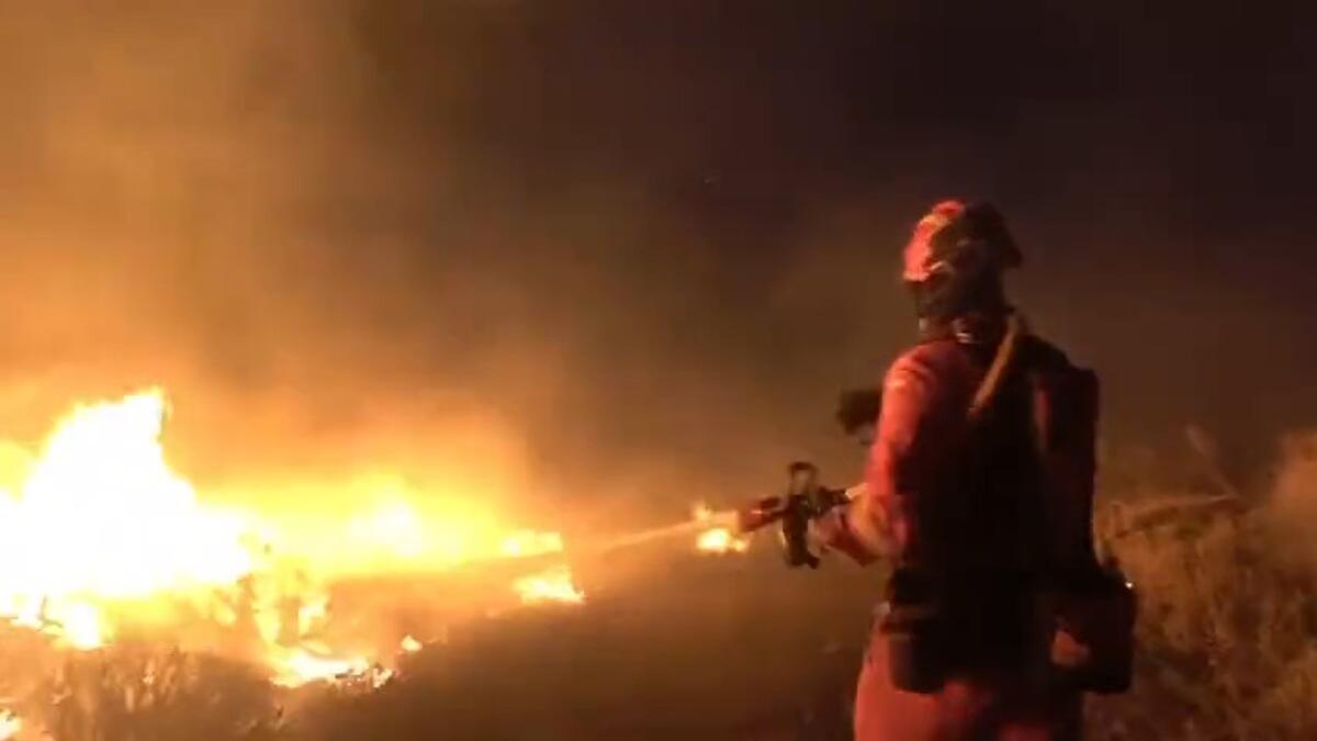 La UME lucha contra el incendio de Tenerife en el Observatorio del Teide