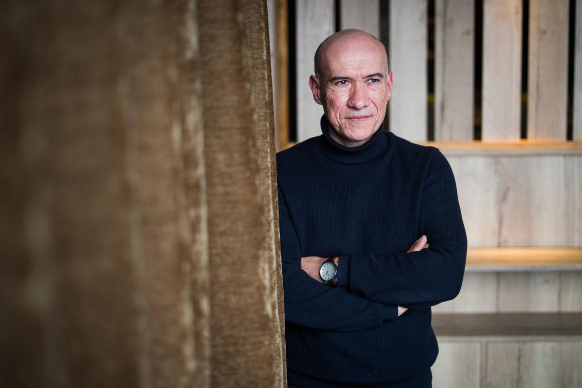 Barcelona. 09/03/2026. Sociedad. Gaspar Hernàndez, periodista y escritor, que habla sobre temas relacionados con la muerte, la reencarnación y la consciencia. AUTOR: Marc Asensio Barcelona, Catalunya, España, muerte, vida, Gaspar Hernàndez, meditación, consciencia, espiritualidad, conducta humana, reencarnación, experiencia