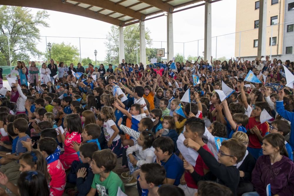 Los jugadores del Real Oviedo, Esteban y Diegui, visitan el colegio de La Corredoria 2