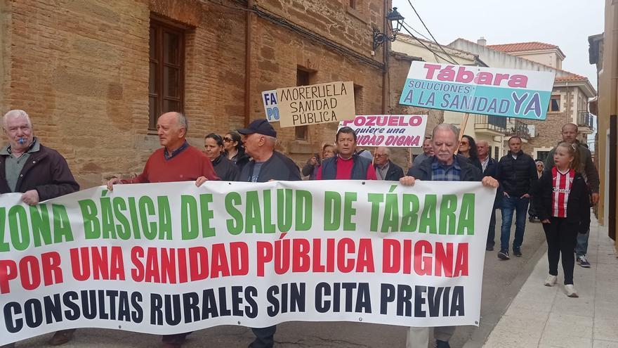 La manifestación por la sanidad pública en Tábara cuestiona el &quot;riego de millones&quot; a la privada