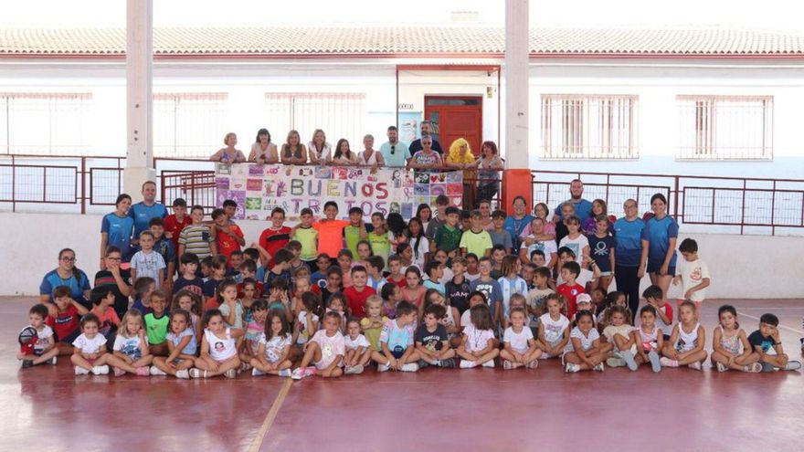 Alumnos, monitores y representantes políticos y de la plataforma.