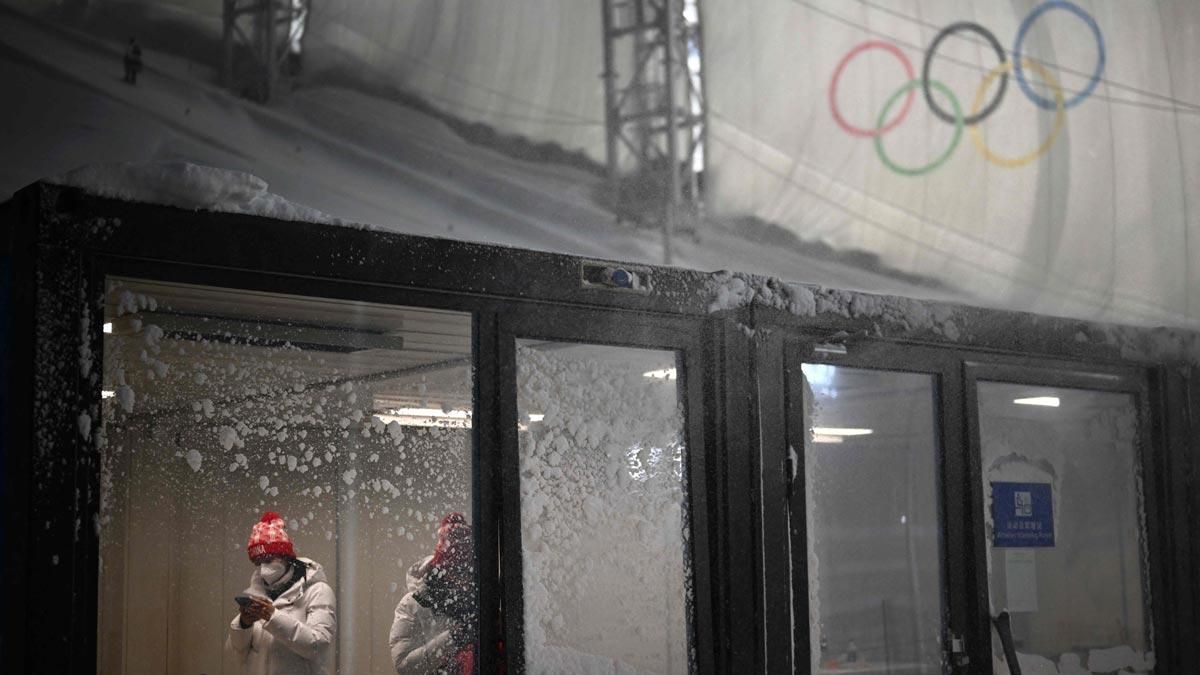 La nieve altera las competiciones olímpicas de los Juegos de Invierno en Pekín. En la foto, atletas olímpicos esperan en una sala de calentamiento mientras se decide si se lleva a cabo una de las pruebas, pendientes de un hilo debido a las condiciones climatológicas.
