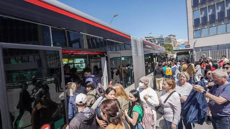 Alcaldes del área de Barcelona piden evitar desplazamientos "no imprescindibles" y recomiendan el cierre de comercios