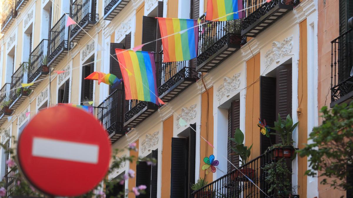 Banderas LGTBI en el barrio madrileño de Malasaña.