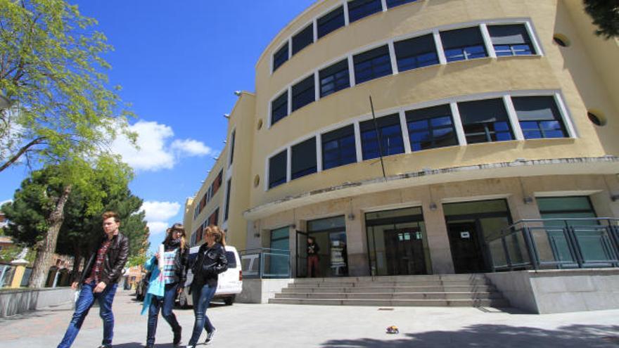 Fachada de la actual Escuela de Arte, antiguo edificio de Magisterio de Zamora.