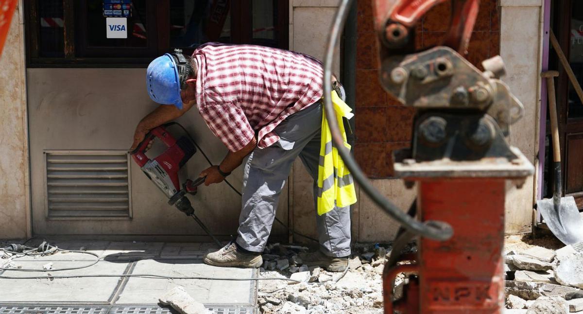 Un trabajador de la construcción en Málaga. | ÁLEX ZEA
