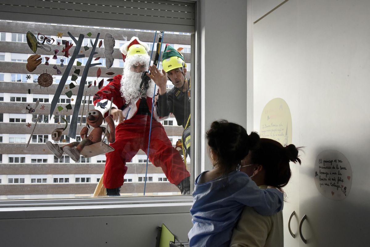 El Pare Noel es despenja per la façana de l’Hospital Can Ruti per visitar pacients pediàtrics