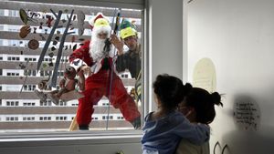 El Pare Noel es despenja per la façana de l’Hospital Can Ruti per visitar pacients pediàtrics