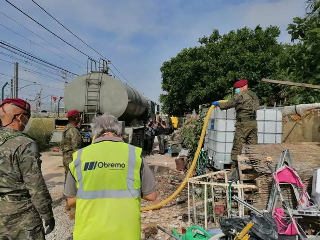 El ejercito abastece agua a granel en València